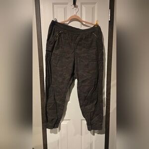 GAP Men's Dark Camouflage Cargo Pants